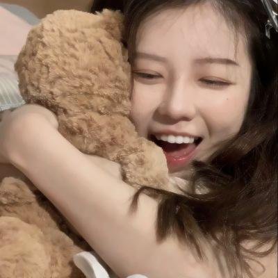 走进酒吧的女孩